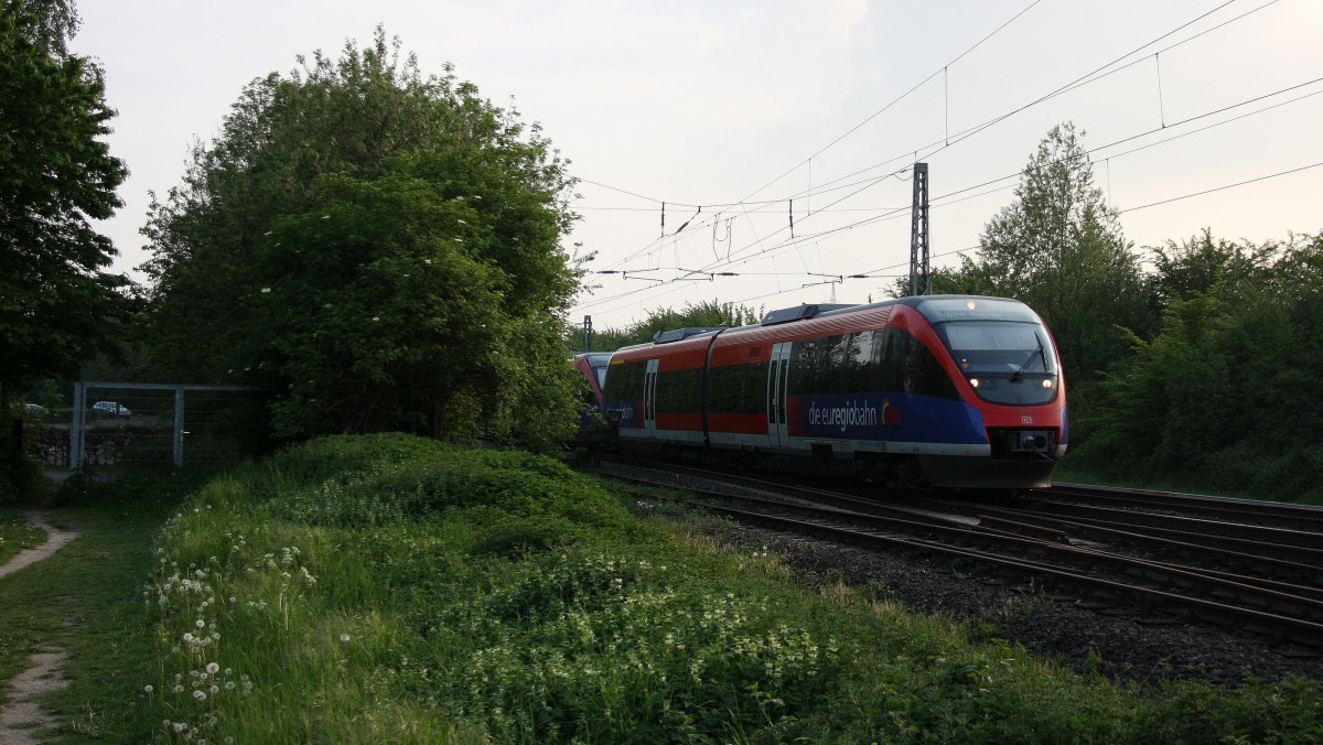 Zwei Euregiobahn (RB20) kommt aus Langerwehe-Stolberg-Altstadt nach Heerlen(NL) kommt aus Richtung Aachen-West,Laurensberg,Richterich, und fährt in Richtung Kohlscheider-Bahnhof,Herzogenrath. 
Aufgenommen bei Wilsberg in Kohlscheid bei schöner Abendsonne am Abend vom 30.4.2014. 