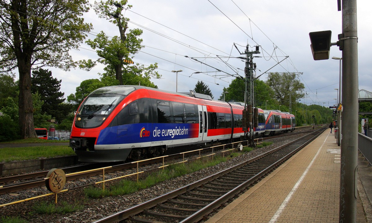 Zwei Euregiobahn (RB20) kommt aus Langerwehe-Stolberg-Altstadt nach Heerlen(NL) aus Richtung Aachen-West,Laurensberg,Richterich und hält in Kohlscheid und fährt in Richtung Herzogenrath bei Regenwolken am Abend vom 7.5.2014.