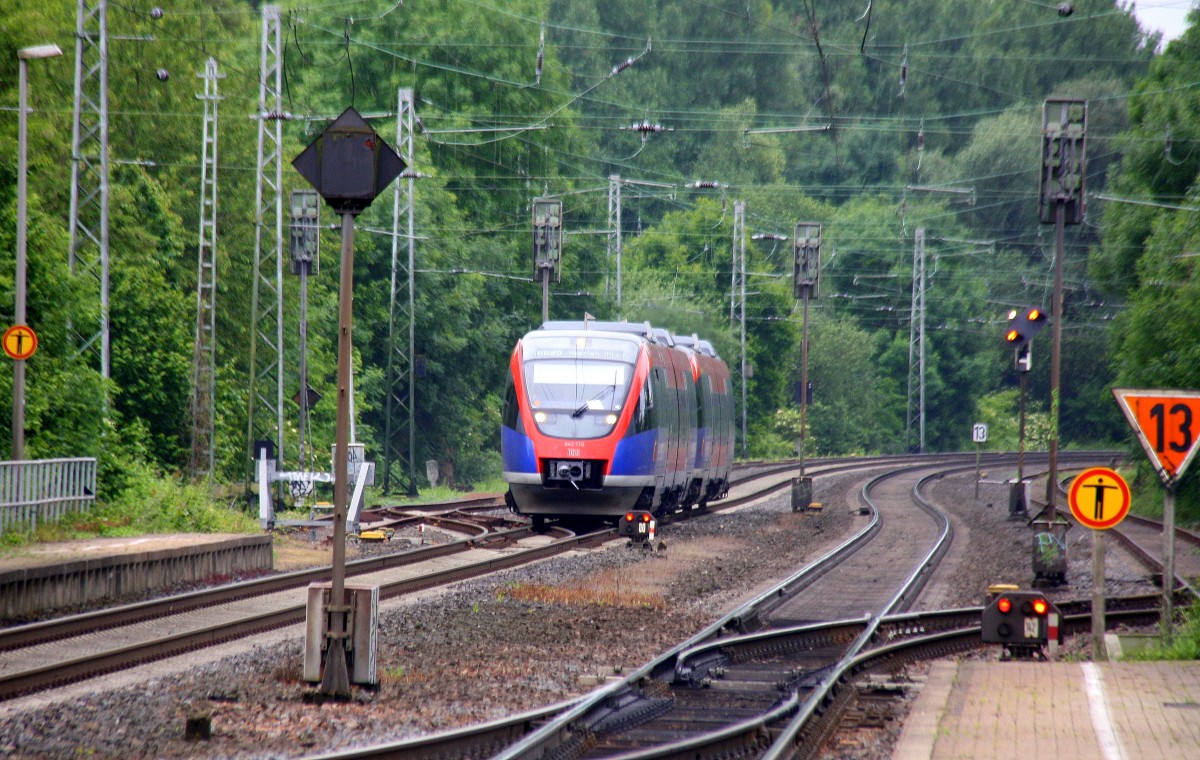 Zwei Euregiobahn (RB20) kommt aus Langerwehe-Stolberg-Altstadt nach Heerlen(NL) aus Richtung Aachen-West,Laurensberg,Richterich und hält in Kohlscheid und fährt in Richtung Herzogenrath.
Bei Sonne und Wolken am Morgen vom 4.6.2014.