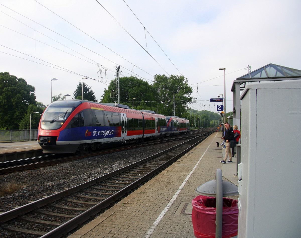 Zwei Euregiobahn (RB20) kommt aus Langerwehe-Stolberg-Altstadt nach Heerlen(NL) aus Richtung Aachen-West,Laurensberg,Richterich und hält in Kohlscheid und fährt in Richtung Herzogenrath. Bei Wolken am Morgen vom 18.6.2014.