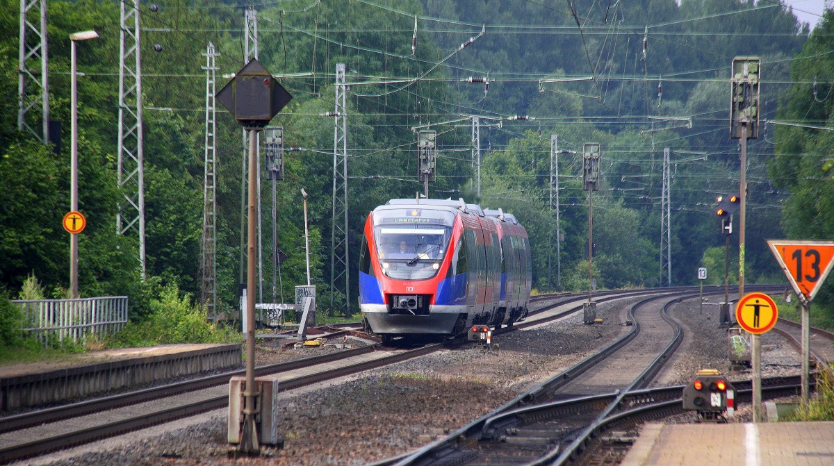 Zwei Euregiobahn (RB20) kommt aus Richtung Aachen-West,Laurensberg,Richterich und fährt durch Kohlscheid und fährt in Richtung Herzogenrath.
Bei Sonne und Wolken am Morgen vom 30.6.2014.