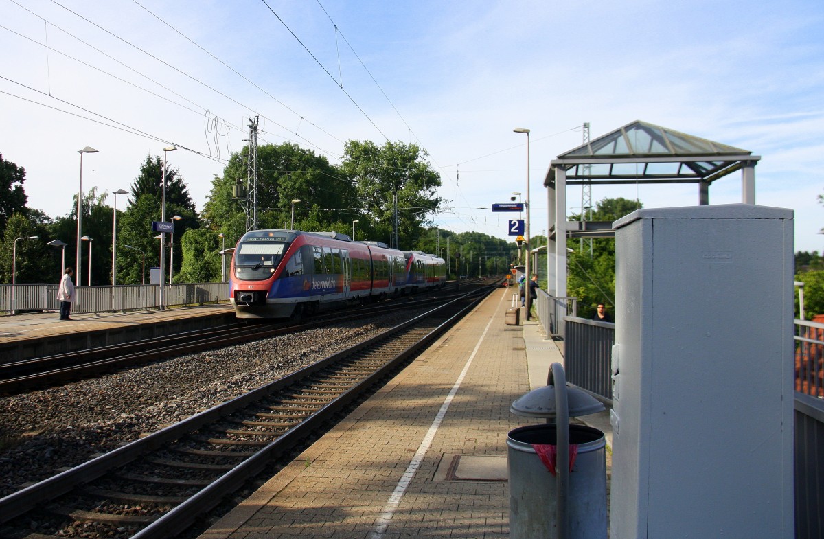 Zwei Euregiobahn (RB20) kommt aus Langerwehe-Stolberg-Altstadt nach Heerlen(NL) aus Richtung Aachen-West,Laurensberg,Richterich und hält in Kohlscheid und fährt in Richtung Herzogenrath. Bei Sonne und Wolken am Morgen vom 7.7.2014.