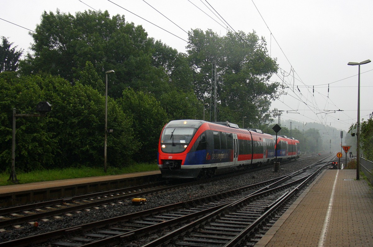 Zwei Euregiobahn (RB20) kommt aus Richtung Aachen-West,Laurensberg,Richterich und fährt durch Kohlscheid und fährt in Richtung Herzogenrath.
Bei Regenwetter am Morgen vom 8.7.2014. 