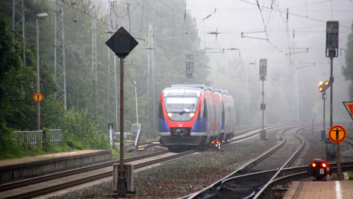 Zwei Euregiobahn (RB20) kommt aus Langerwehe-Stolberg-Altstadt nach Heerlen(NL) aus Richtung Aachen-West,Laurensberg,Richterich und hält in Kohlscheid und fährt in Richtung Herzogenrath. 
Bei Nebel am Morgen vom 11.9.2014.