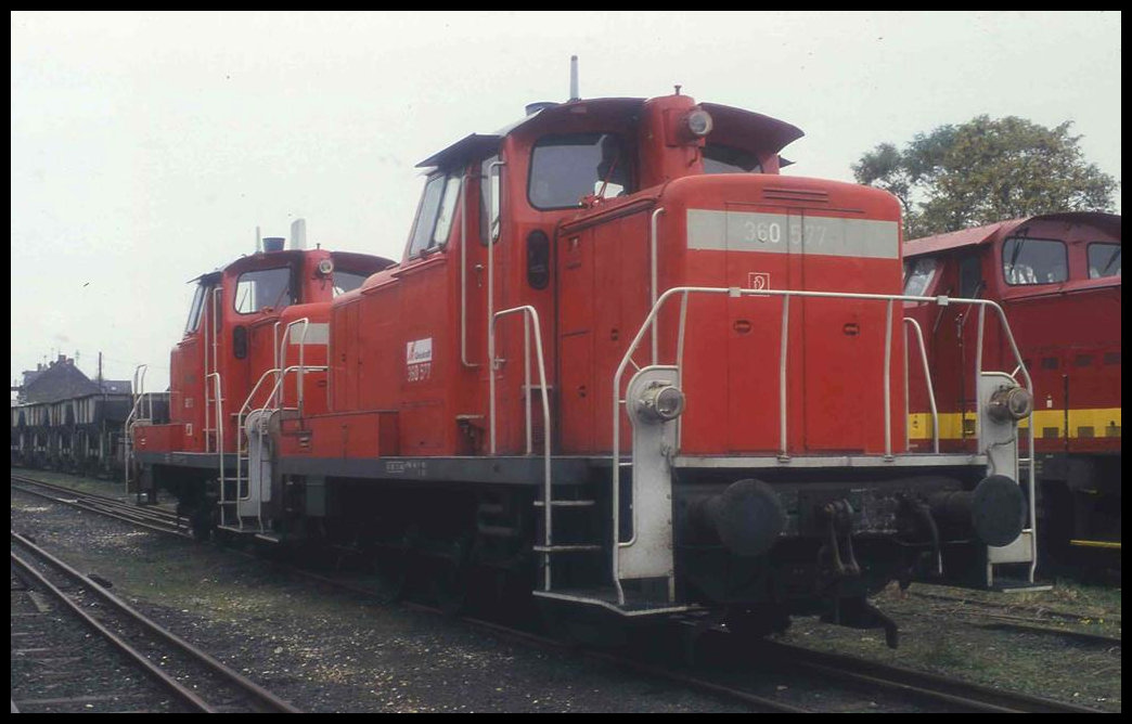 Zwei ex DB V 60 standen am 1.11.2004 im Hafen Brohl der Brohltalbahn. Vorn ist die 360577 zu sehen, die nunmehr von Gleiskraft eingesetzt wird.