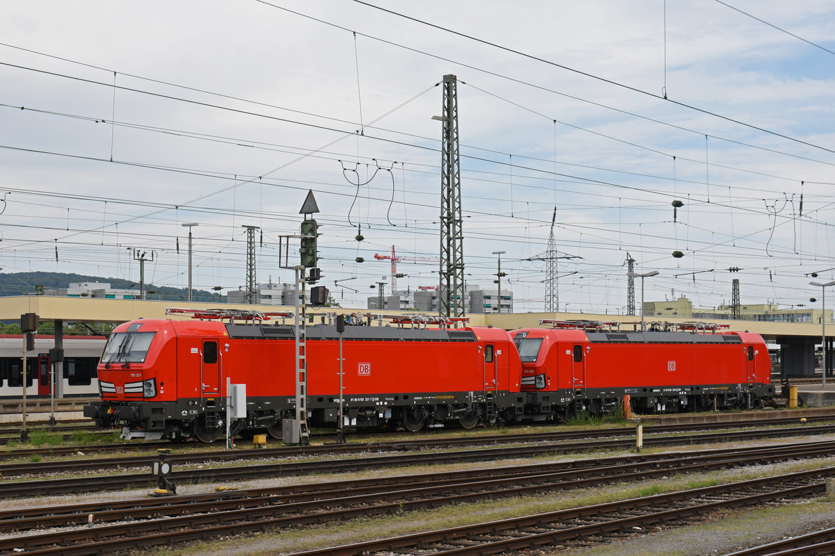 Zwei Fabrikneue Siemens Vectron 193 321-7 und 193 320-9 stehen auf einem Abstellgleis beim Badischen Bahnhof. Die Aufnahme stammt vom 14.07.2018.