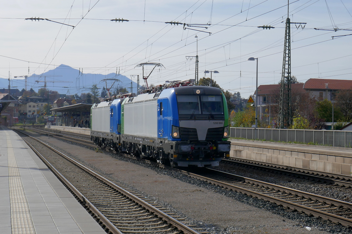 Zwei fabrikneue Vectron durchfahren Traunstein auf ihrer Jungfernfahrt von München-Allach nach Freilassing und wieder zurück: 1293 902 (vorne) und 1293 901 (hinten) der österreichischen Rail&Sea Logistics GmbH mit Hauptsitz in Seekirchen am Wallersee (Salzburg). Beide haben das Halterkennzeichen A-RSAT.
Traunstein, Donnerstag, 3.November 2022  