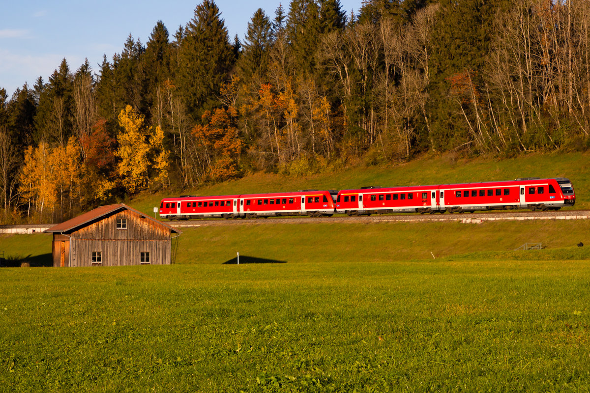 Zwei Fahrzeuge der Baureihe 612 bei Oberthalhofen gen Rötenbach. 31.10.20