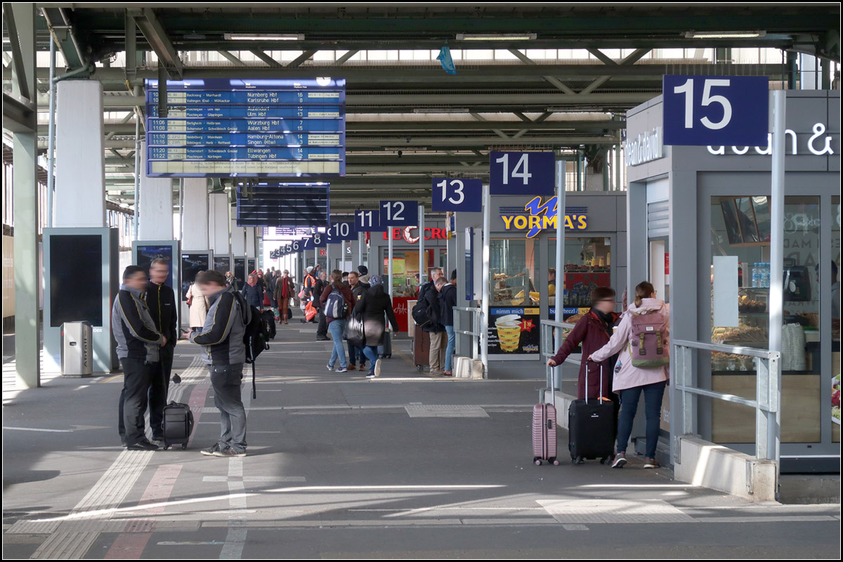 Zwei fehlen -

Ersatz-Kopfbahnsteig des Stuttgarter Hauptbahnhofes.

15.03.2020 (M)