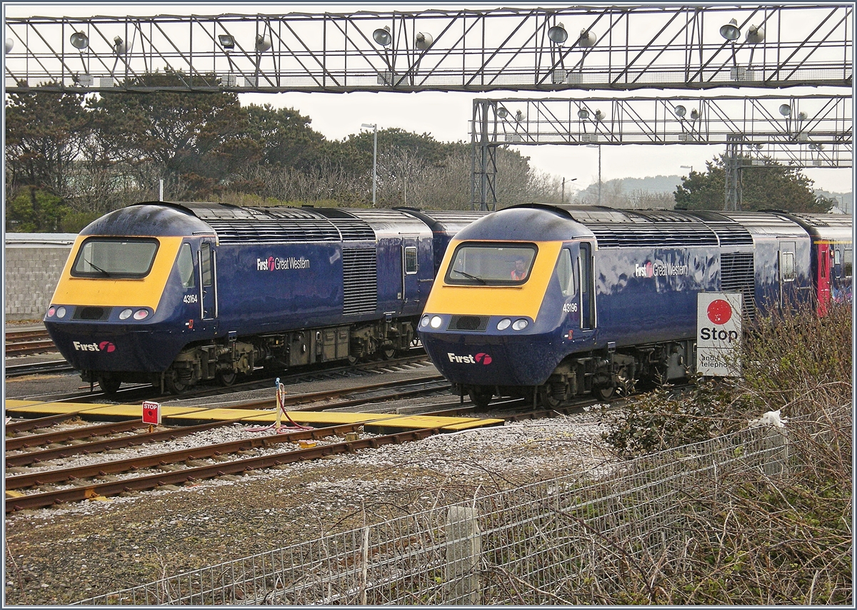 Zwei First Great Western HST 125 Class 43 Triebzüge warten auf neue Aufgaben. 
Penzance, den 20. April 2008