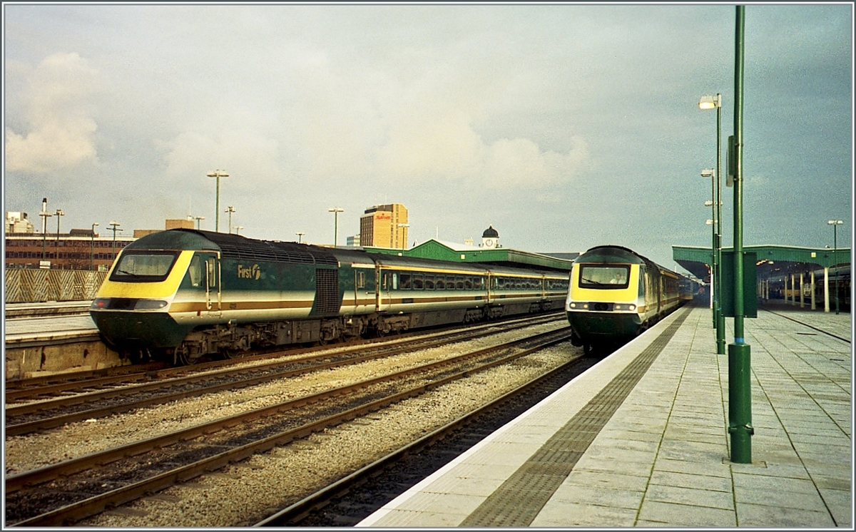 Zwei FIRST HST 125 Class 43 Züge beim Halt in Cardiff Central / Caerdydd Canolog. 

Analogbild vom November 2000