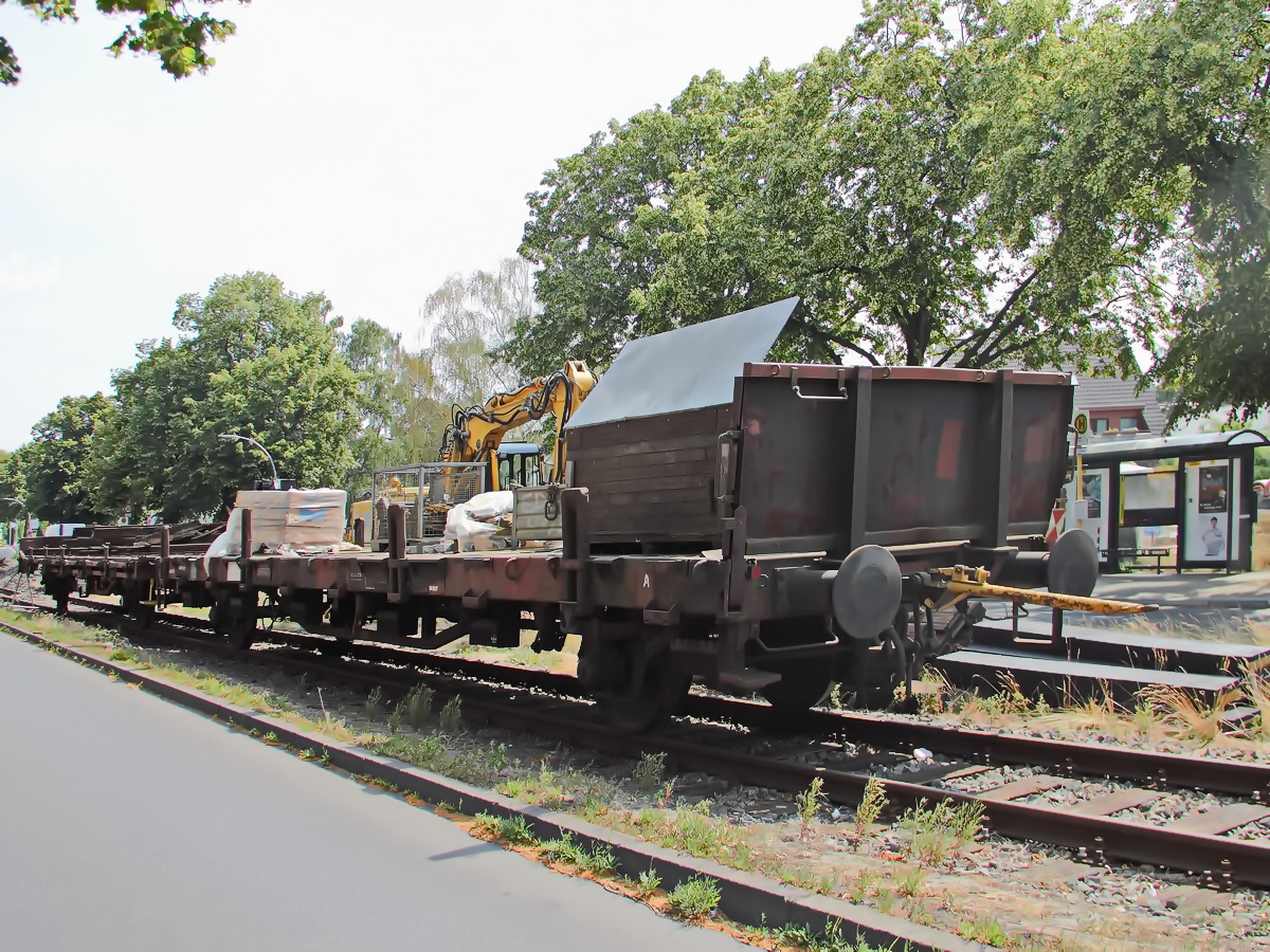 Zwei Flachwagen mit Drehgestellen in Sonderbauart der Neukölln - Mittenwalder Eisenbahn-Gesellschaft AG (NME), mit einer Gesamtlänge von 34,9 m am 20. Juni 2017 auf den Schienen der Neukölln - Mittenwalder Eisenbahn-Gesellschaft AG (NME) zum Tanklager am Teltowkanal in Berlin Rudow.
