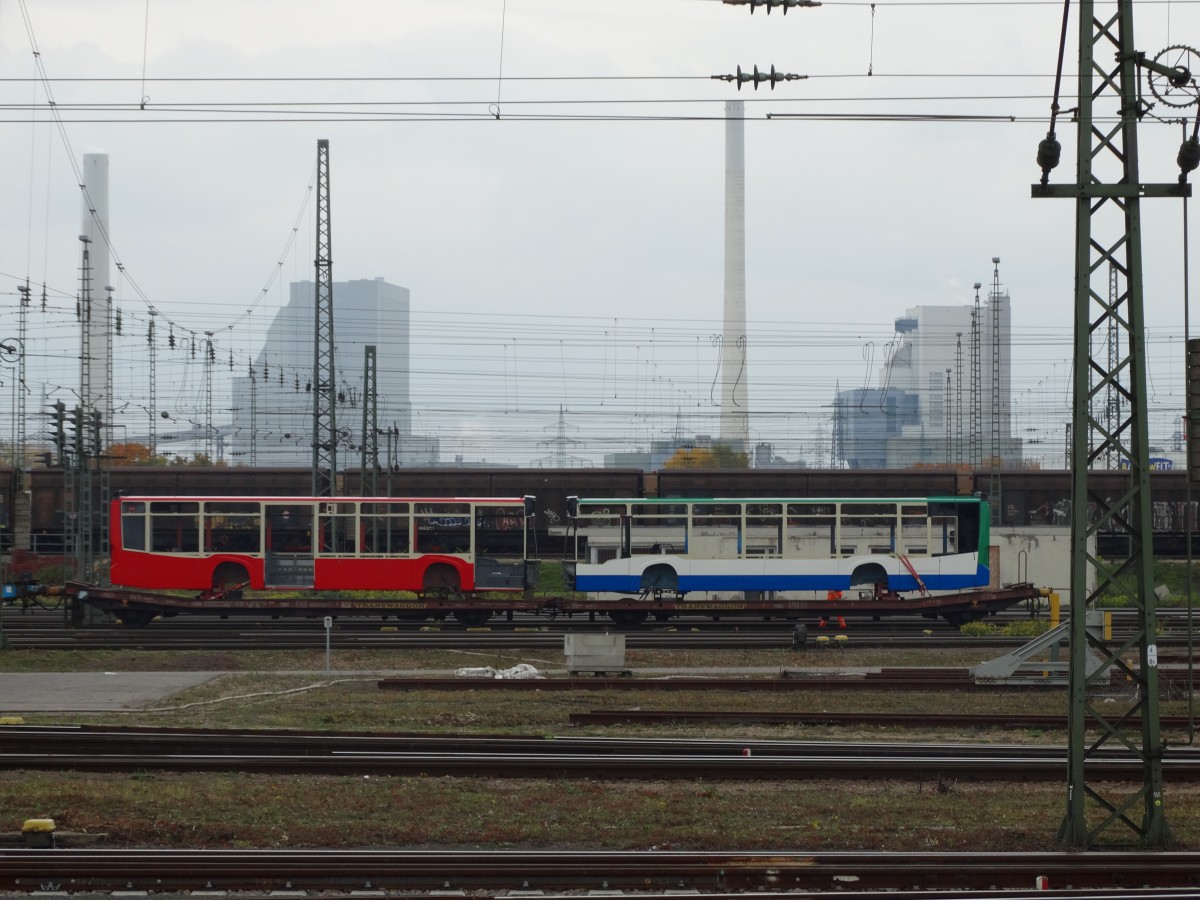 Zwei Flachwagen mit Mercedes Benz Citaro Grundgerüsten am 25.10.15 in Mannheim Rbf vom Bahnsteig aus fotografiert 