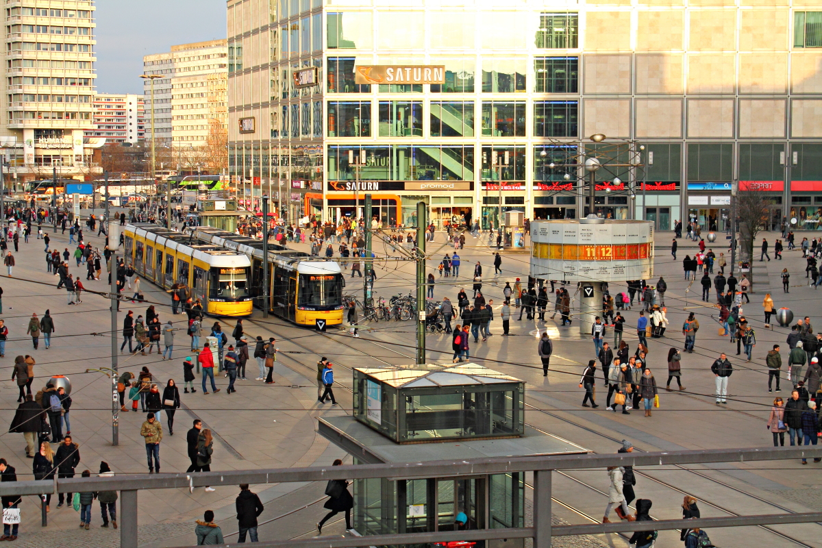 Zwei Flexitys auf der Linie M 4 begegnen sich auf dem Alexanderplatz in Berlin.
Die Aufnahme wurde am 27.02.2016 vom Ende des S-Bahnsteiges gemacht.
