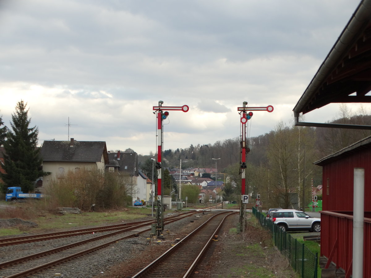 Zwei Flügelsignale am 06.04.16 in Glauburg-Stockheim 