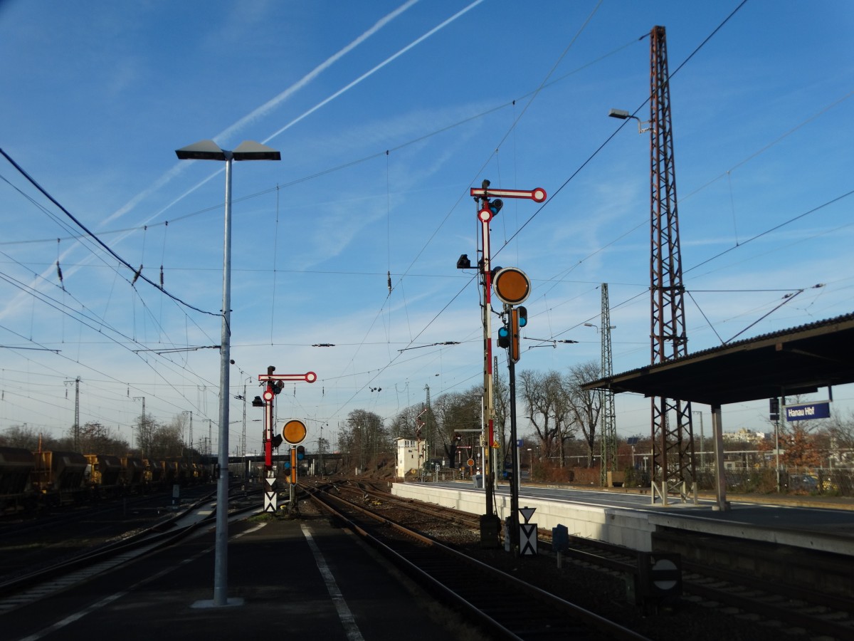 Zwei Flügelsignale am 28.12.15 in Hanau Hbf