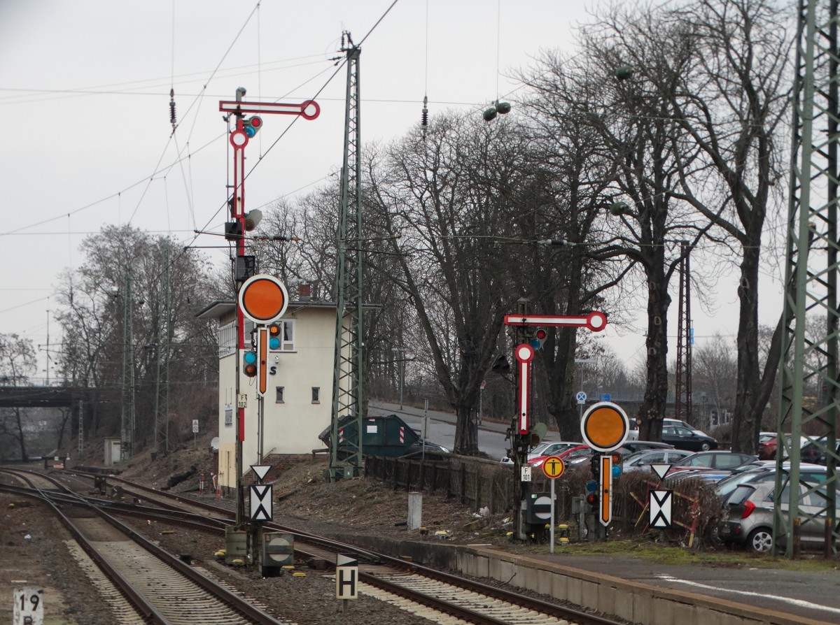 Zwei Flügelsignale am 29.02.16 in Hanau Hbf vom Bahnsteig aus fotografiert