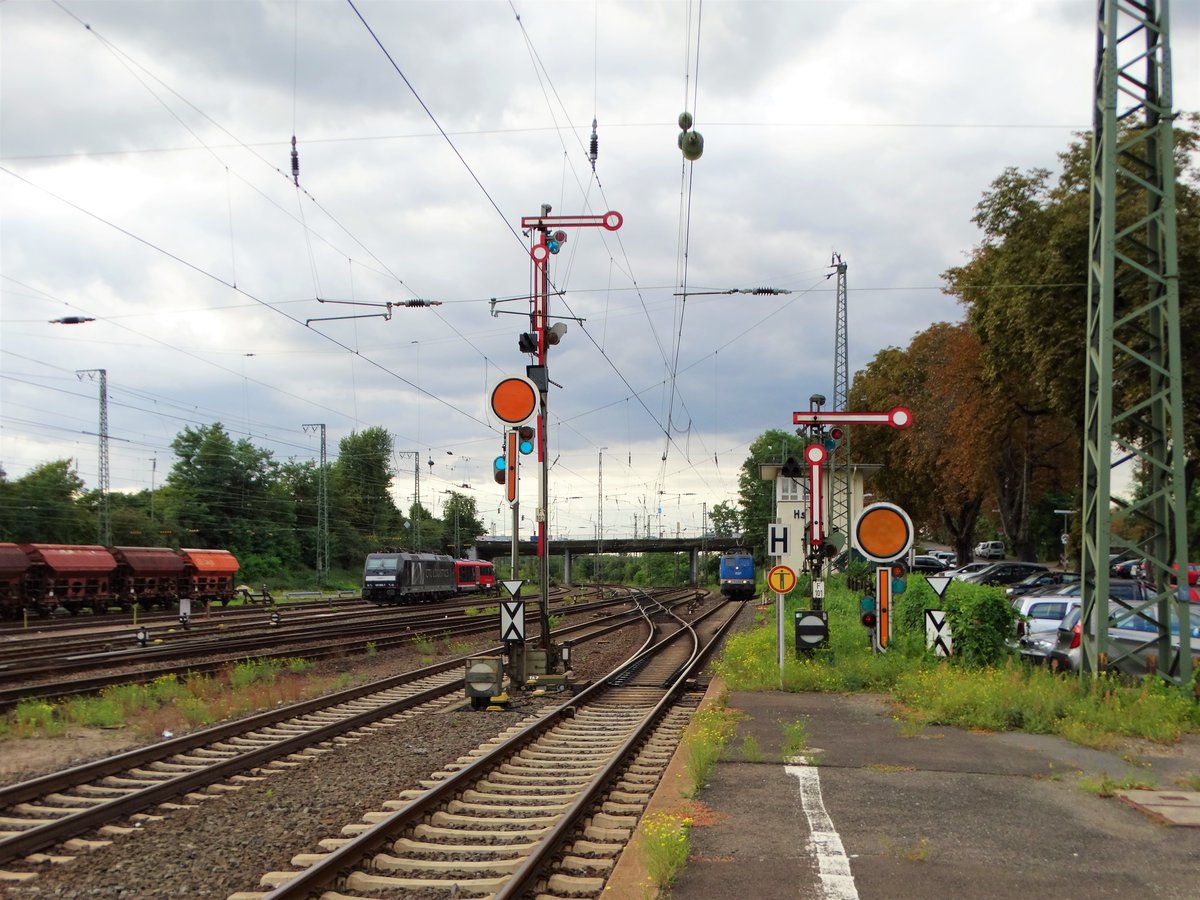 Zwei Flügelsignale auf HP0 am 06.09.17 in Hanau Hbf