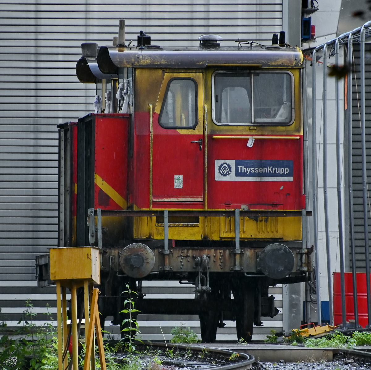 Zwei Führerstände von ausgedienten ThyssenKrupp-Diesellokomotiven. (Hattingen, Juli 2021)