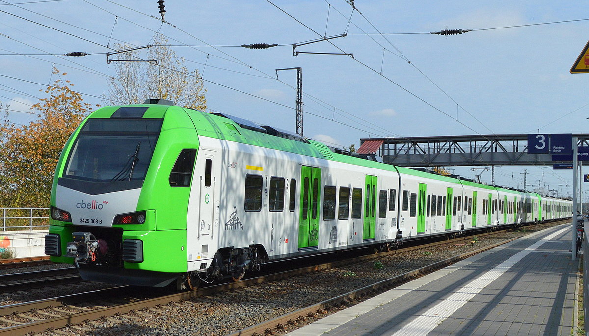 Zwei fünfteilige FLIRT³ XXL für Abellio und den Verkehrsverbund Rhein-Ruhr (VRR), die Triebzüge 3429 013 + 3429 008 auf Testfahrt/Schulungsfahrt? am 22.10.19 Durchfahrt Bf. Saarmund.