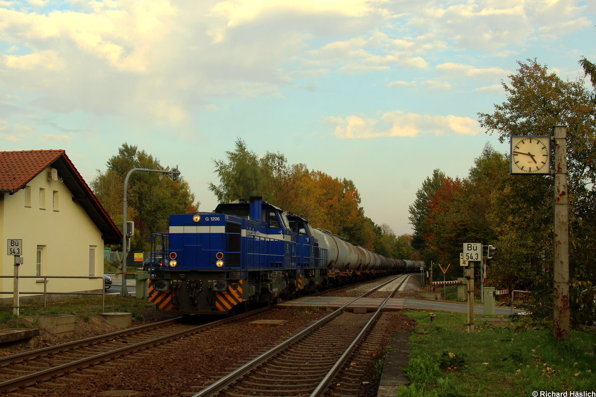 Zwei G1206 der Infra Leuna ziehen einen Kesselzug durch Wittgensdorf Mitte.