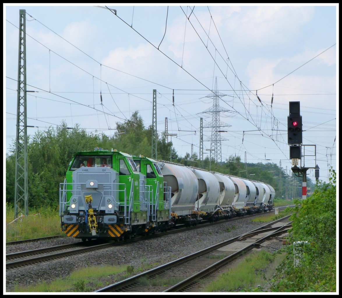 Zwei G6 aus dem Hause Vossloh durften am 7.8.14 den Sodaexpress nach Düsseldorf Reisholz ziehen.
Aufgenommen bei Ratingen an der Ratinger Westbahn.

