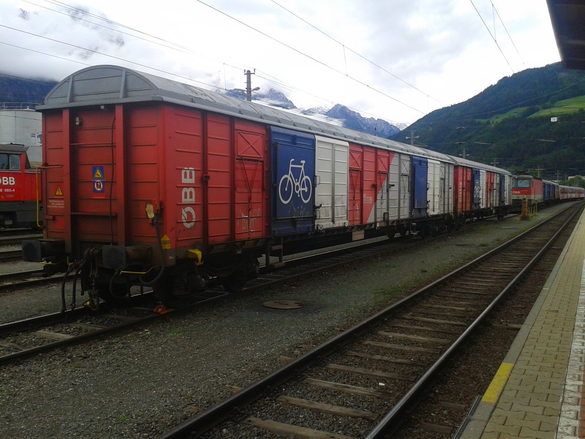 Zwei Gabkqss-x am 21.5.2015 im Bahnhof Lienz.