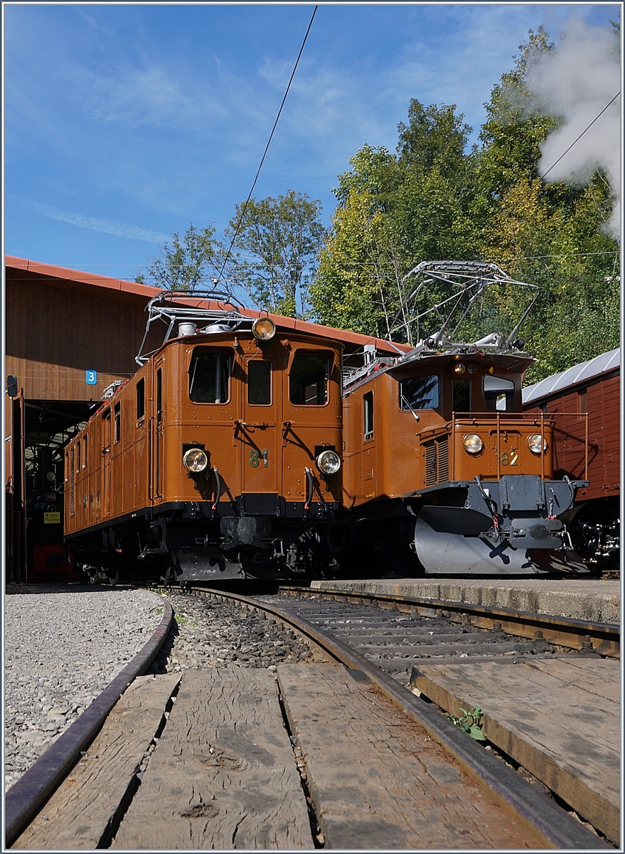 Zwei Ge 4/4 und doch so unterschiedlich: die B-C Bernina Bahn Ge 4/4 81 und das RhB Bernina Krokodil Ge 4/4 182 beim Jubiläum  50 Jahre Blonay Chamby - MEGA BERNINA FESTIVAL  in Chaulin beim  Alignement .
8. Sept. 2018