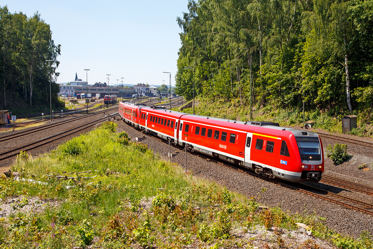 
Zwei gekoppelte Dieseltriebwagen mit Neigetechnik der Baureihe 612  RegioSwinger  der DB Regio fahren am 01.07.2015 von Marktredwitz, als RE 3085 (Nürnberg Hbf - Hof Hbf), weiter in Richtung Hof. Vorne ist es 612 165.

Der RE fährt hier nun auf der KBS 855 (Regensburg–Hof), die linke Strecke ist die KBS 860 (Nürnberg–Cheb)
Richtung Hof. Vorne ist der 612 165.
