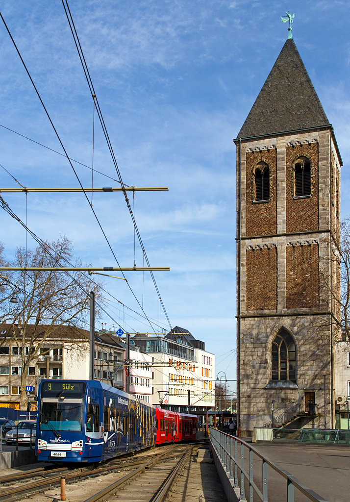 
Zwei gekoppelte Stadtbahn-Triebwagen vom Typ Bombardier Flexity Swift K 4000 (6xNfGlTwZR) der KVB (Kölner Verkehrs-Betriebe AG) haben am 08.03.2015 als Linie 9 gerade die Station Heumarkt verlassen. 

Rechts der Turm von Klein St. Martin, nach Kriegszerstörung wurde nur wieder der Turm aufgebaut.