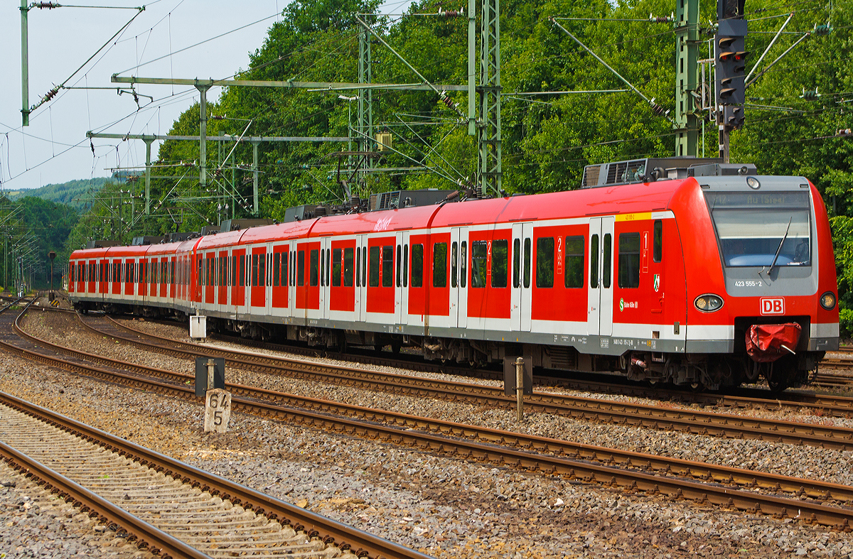 
Zwei gekuppelte ET 423 in Doppeltraktion (423 555 und 423 553) der S-Bahn Köln, als S12 (Düren - Köln - Siegburg . Au(Sieg) schlängeln sich am 10.06.2014 vor der Einfahrt in den Bahnhof Au (Sieg) über die Weichen.
