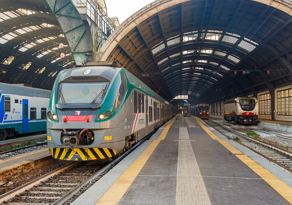 
Zwei gekuppelte ETR 425  Jazz  der Trenord am 29.12.2015 bei der Ausfahrt aus dem Bahnhof Milano Centrale (Mailand Zentral).