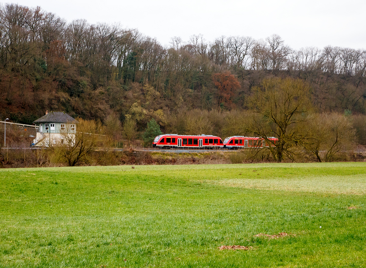 
Zwei gekuppelte LINT 27 (BR 640) der Lahn-Eifel-Bahn (zu DB Regio AG Region Mitte) fahren am 13.01.2018, als RE 25  Lahntal-Express  (Koblenz - Limburg/Lahn - Wetzlar - Gießen), entlang der Lahn durch Aumenau. Links das Stellwerk Aumenau.