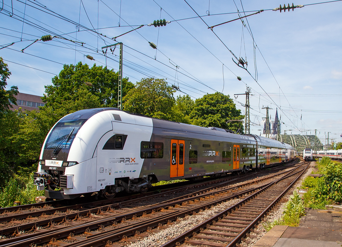 
Zwei gekuppelte vierteilige Siemens Desiro HC (462 017 und 462 019) des RRX Rhein-Ruhr-Express (betrieben vom der National Express) fahren am 01.06.2019 in den Bahnhof Köln Messe/Deutz ein. 

Die Triebzüge sind laut den NVR-Nummern (94 80 0462 xxx-x D-SDEHC) im Eigentum von Siemens. Siemens Mobility ist auch für die Instandhaltung der Fahrzeuge zuständig. Dafür wurde in Dortmund-Eving ein Instandhaltungswerk (Rail Service Center) errichtet, es wurde am 5. September 2018 in Betrieb genommen. Neben der Werkstatt verfügt es auch über eine Außenreinigungsanlage.

Der dem RRX zu Grunde liegende Verkehrsvertrag wurde, mit einem geschätzten Volumen von zwei Milliarden Euro, europaweit ausgeschrieben. Der Zuschlag ging an die beiden folgenden Unternehmen:
Abellio Rail NRW hat Los 1 mit den Linien RE 1 und RE 11 gewonnen,
National Express wird die Lose 2 und 3 mit den Linien RE 4, RE 5 und RE 6 betreiben, dafür werden dem Unternehmen bis Dezember 2020 inklusive Betriebsreserve 52 Fahrzeuge zur Verfügung gestellt.

Die Deutsche Bahn begründet ihre Niederlage im Wettbewerb mit höheren Lohnkosten, die zehn Prozent über denen der Konkurrenz lägen. Laut Angaben des VRR hätten die Konkurrenten jedoch vor allen Dingen bei Verwaltungs- und Energiekosten gepunktet. Mit der Vergabe wird der Marktanteil der Deutschen Bahn im Regionalverkehr Nordrhein-Westfalens voraussichtlich auf unter 50 Prozent sinken.
