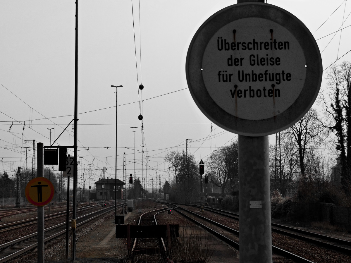 Zwei Generationen von  Hier ist der Bahnsteig zu Ende -Schilder in Plattling 19.03.2016