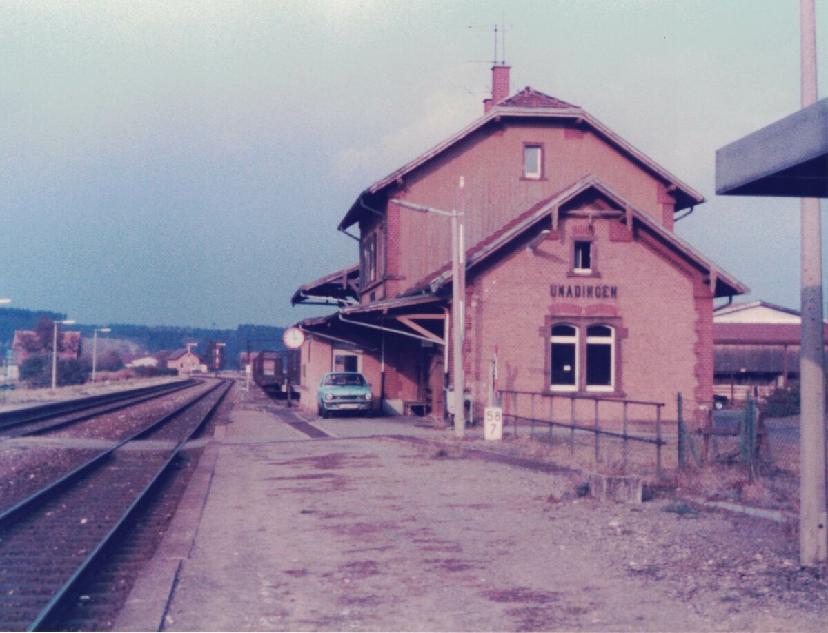 Zwei Gleise sind 1987 im besetzten Bahnhof Unadingen noch vorhanden.