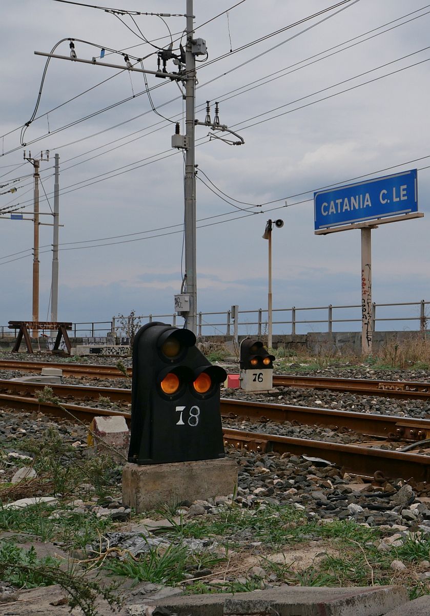 Zwei Gleissperrsignale im Vorfeld des Bahnhofs von Catania Centrale. Fotografiert am 12.11.2022 von einem Fußweg aus durch den Zaun.