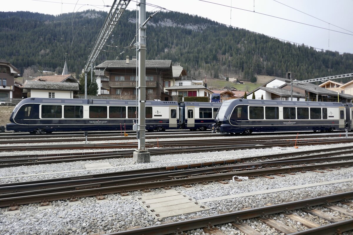 Zwei GPX Steuerwagen 182-9 und 183-7 mit Komp am 19.2.23 beim Bahnhof Zweisimmen abgestellt.