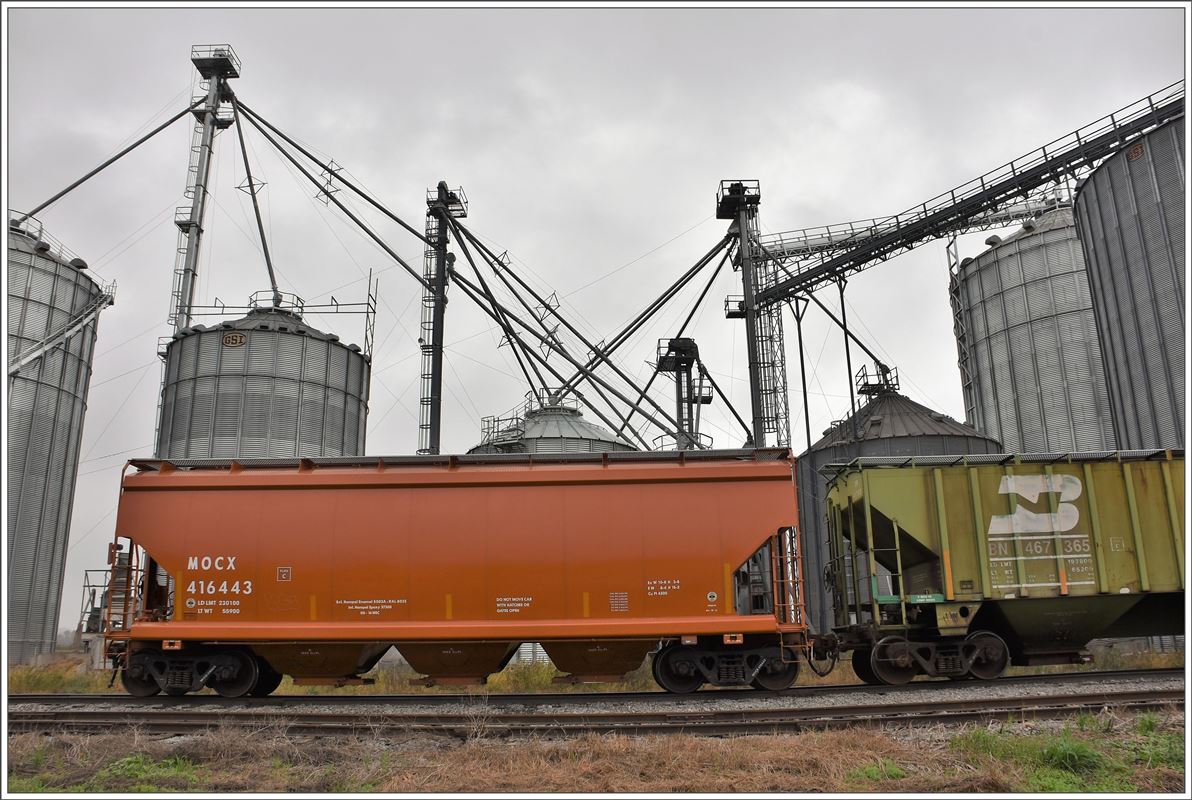 Zwei Grainhopper von MOCX=the Mosaic company and BN=Burlington Northern werden abgeholt und nach Utica geführt. Die NYSW betreibt eine Nebenstrecke von New York durchs Hinterland über Binghampton nach Utica einerseits und andererseits nach Syracuse. (11.10.2017)