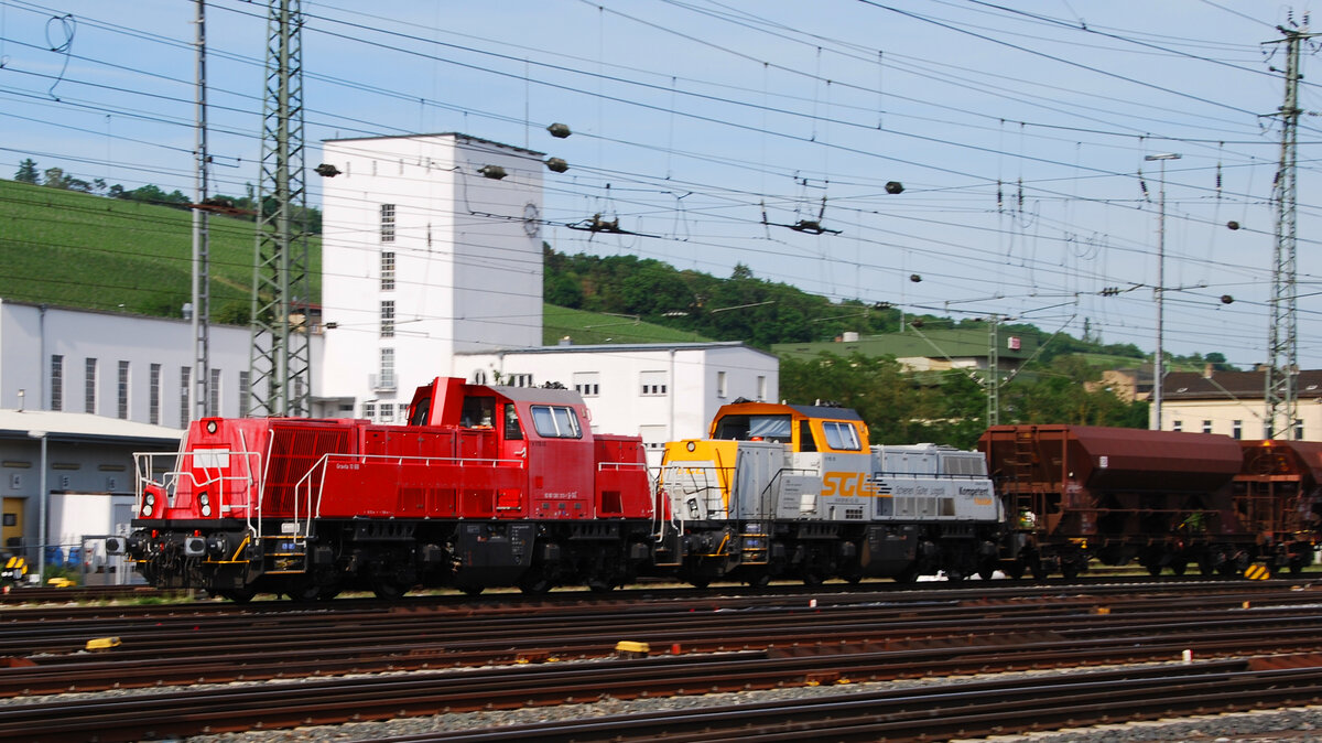 Zwei Gravita der SGL fahren mit ihren Schüttgutwagen durch den Würzburger Hbf in Richtung WÜ-Zell. 16.06.2021