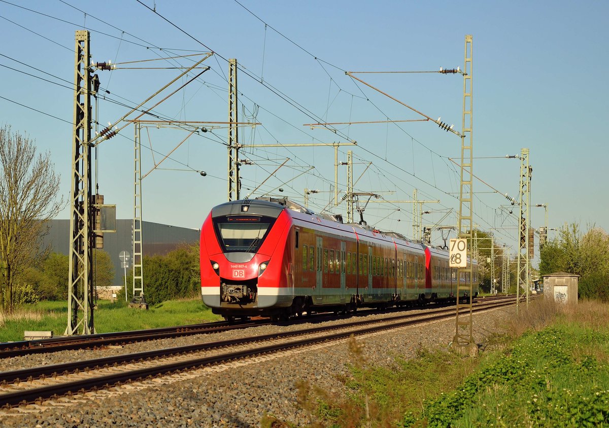 Zwei Grinsekatzen sind im Doppel als S8 nach Mönchengladbach unterwegs am 20.4.2016.
Der Zug verlässt hier gerade Kleinenbroich. 