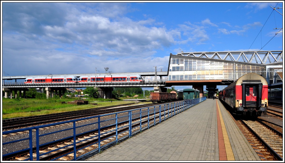 Zwei GTW der elektrischen Tatraschmalspurbahnen stehen am Bahnsteig von Poprad-Tatry.(04.06.2013)