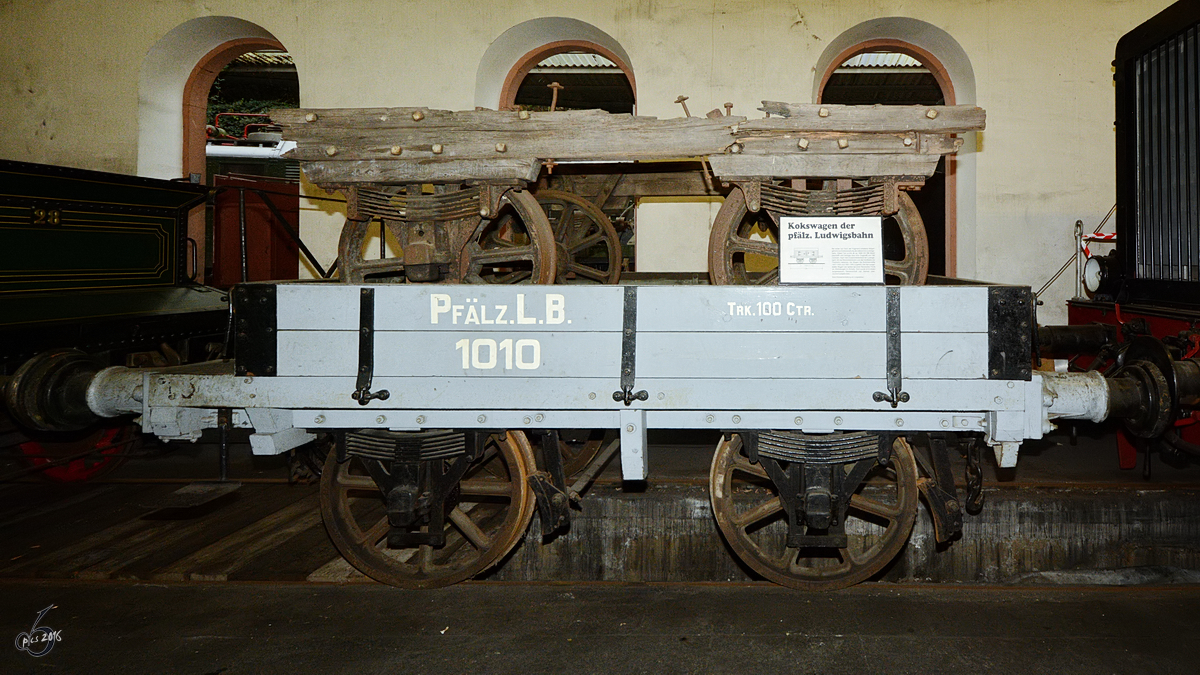 Zwei Güterwagen aus der Anfangszeit der Eisenbahn im Eisenbahnmuseum Neustadt an der Weinstraße. (Dezember 2014)
