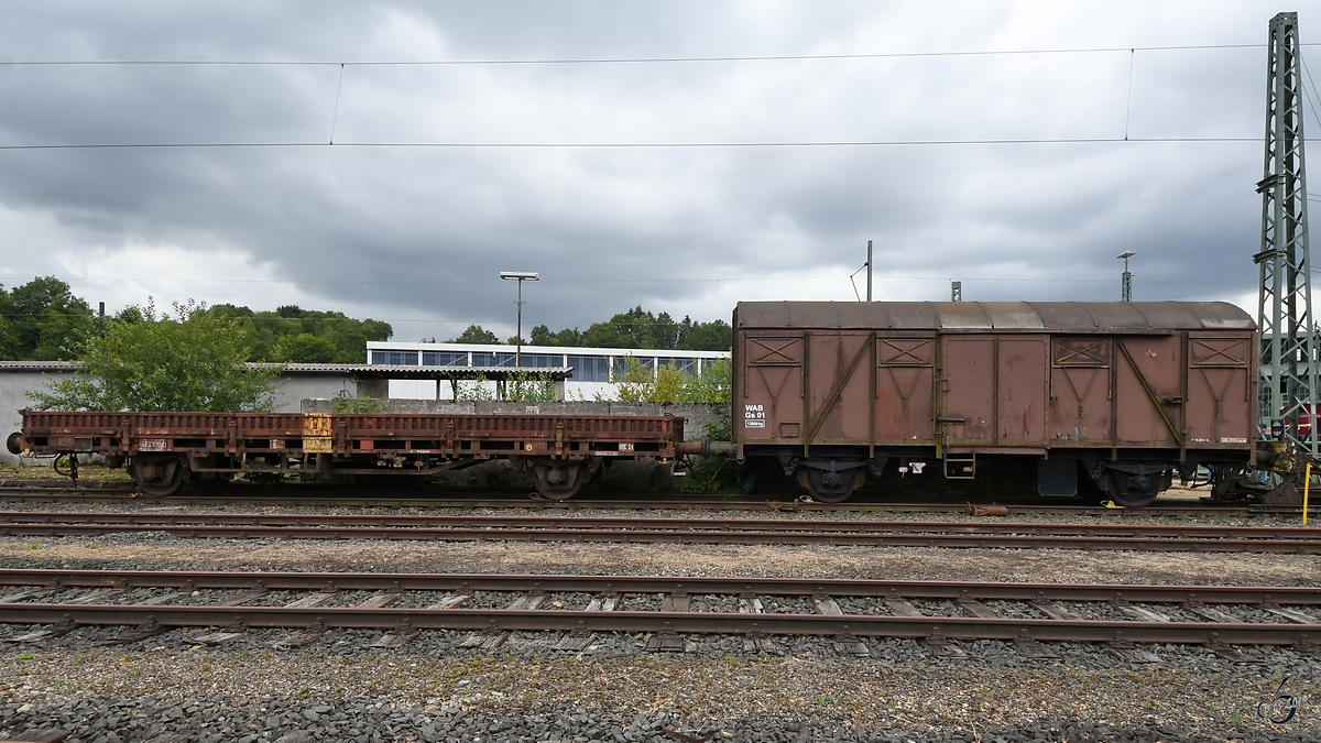 Zwei Güterwagen, so gesehen Anfang Juli 2019 auf dem Gelände des Bahnbetriebswerkes in Altenbeken.