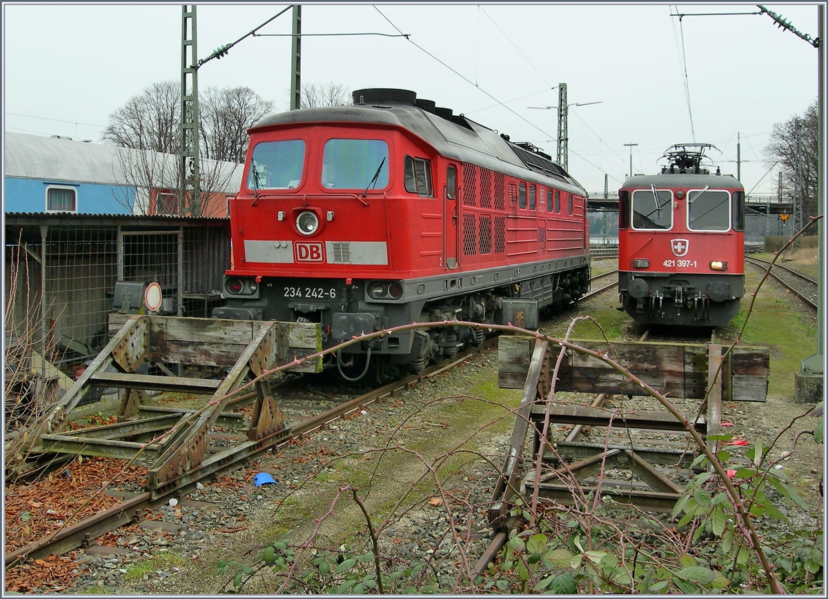Zwei Güterzugslok warten in Lindau Hbf auf ihre Reisezüge.
8. Feb. 2007