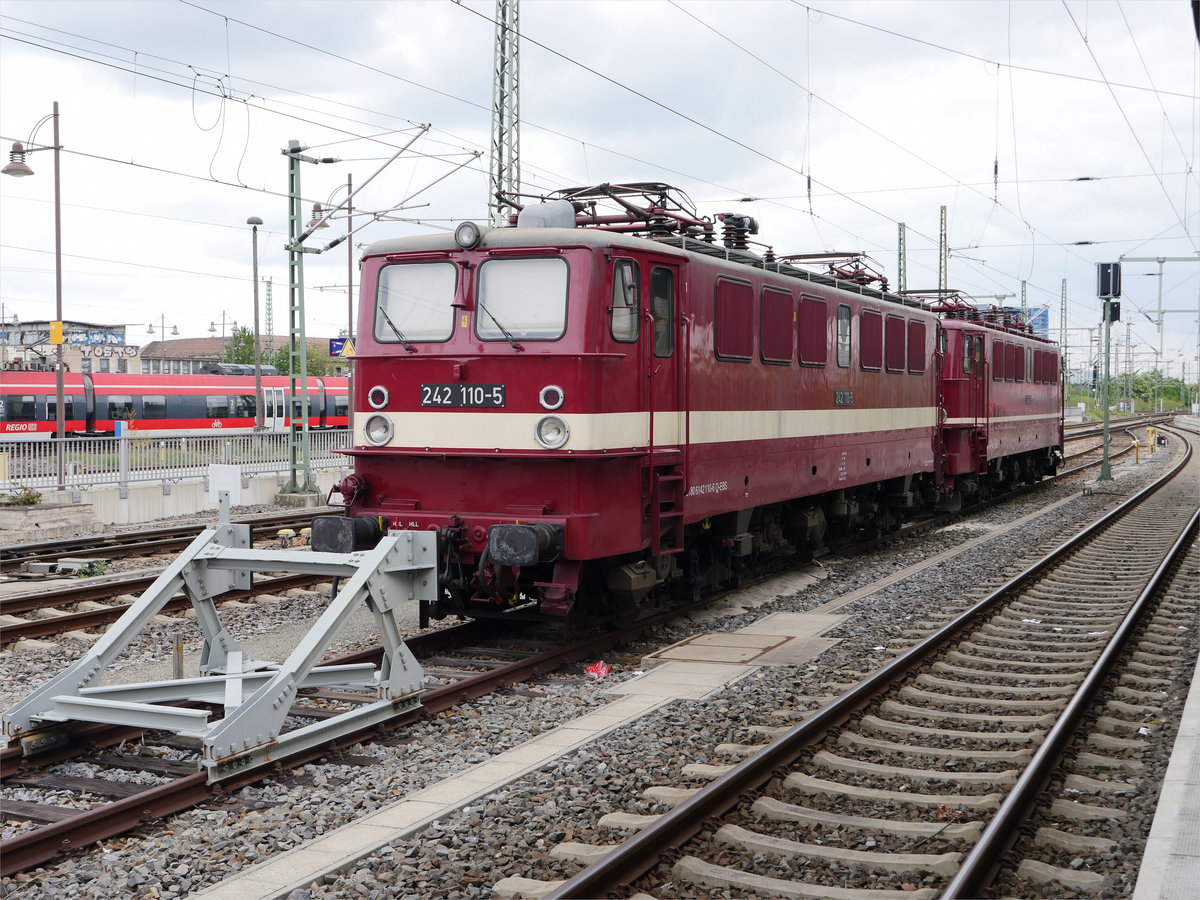 Zwei gute alte  Holzroller  E 42 mit Reichsbahn-Farbgebung und -Nummer: 242 110-5 (9180 6 142 110-6 D-EBS) wartet gemeinsam mit Schwesterlok 242 145 auf neuen Einsatz; Dresden Hbf. 06.05.2019
