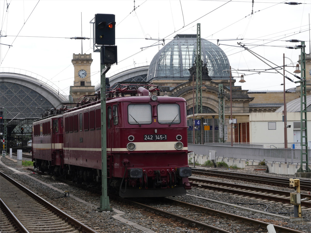 Zwei gute alte  Holzroller  E42 mit Reichsbahn-Farbgebung und -Nummer: 242 145-1 (9180 6 142 145-2 D-EBS) wartet gemeinsam mit Schwesterlok  242 110 auf neuen Einsatz; Dresden Hbf. 06.05.2019
