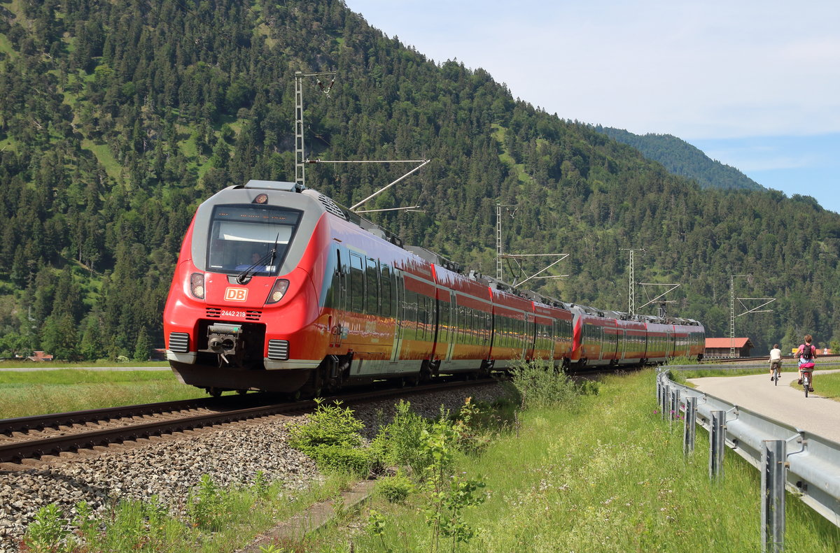 Zwei Hamster der Werdenfelsbahn legen sich kurz vor dem Bahnhof von Farchant noch einmal in die Kurve.

Farchant, 3. Juni 2018 