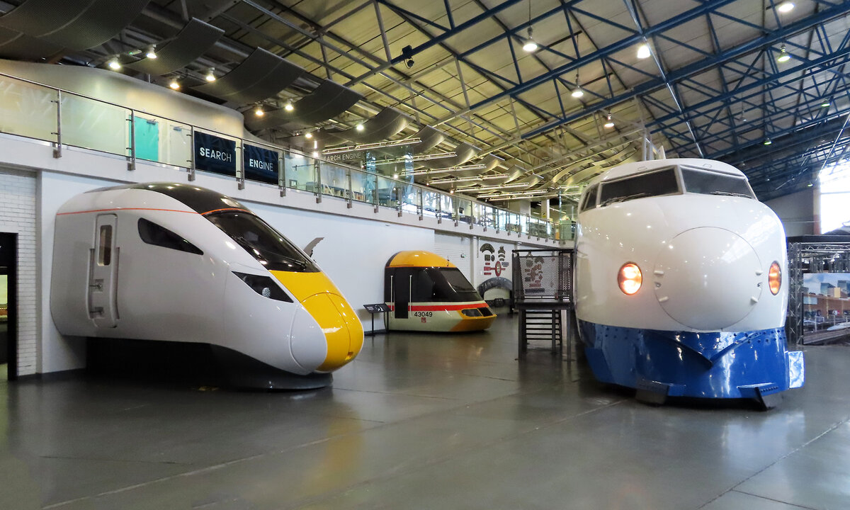 Zwei Hochgeschwindigkeits-Attrappen aus Grossbritannien und ein Shinkansen aus Japan im sehenswerten Eisenbahnmuseum in York. York, 26.06.2019
