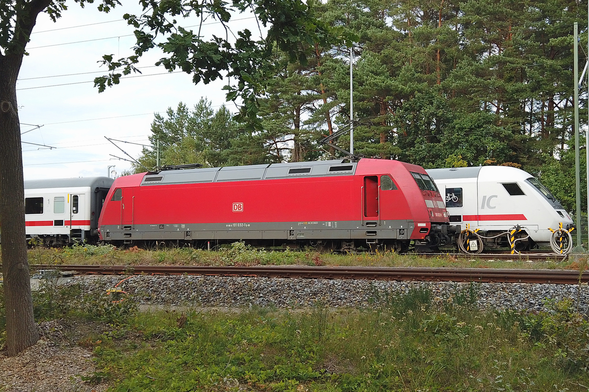 Zwei IC’s zum Wassernehmen auf dem Ostsee Bahnhof Binz, einmal mit Lok- und einmal mit Steuerwagen voraus. - 07.09.2019
